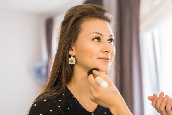 Primer plano de un maquillador en el trabajo — Foto de Stock