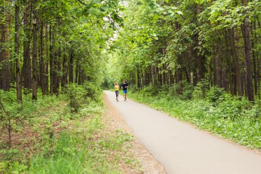 fitness, spor, dostluk ve yaşam kavramı - açık havada çalışan çift gülümsüyor.