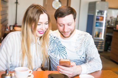 Kahvaltı ve kendilerini - cep telefonu seyir bir restoranda güzel aşık fotoğrafçılık mutlu çift