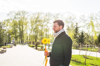 Adam kadını - romantik Tarih veya Sevgililer günü kavramı bekleyen çiçek