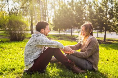 Sonbaharda genç çift açık portresi