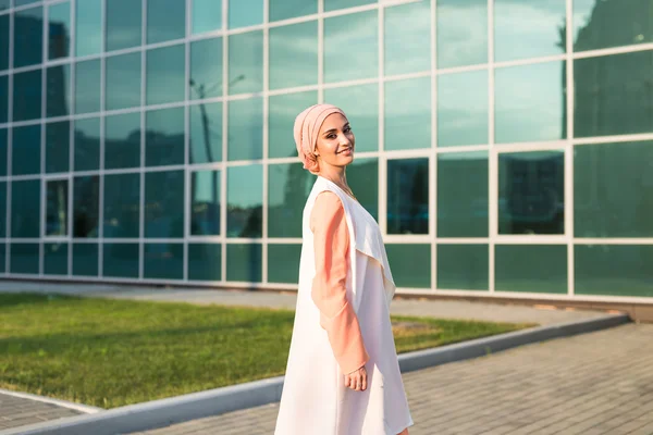 Menina em abaya no fundo do centro de negócios — Fotografia de Stock