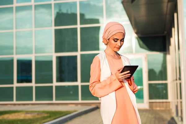 Tablet bilgisayar ile güzel Arap kız. Müslüman kadın. — Stok fotoğraf