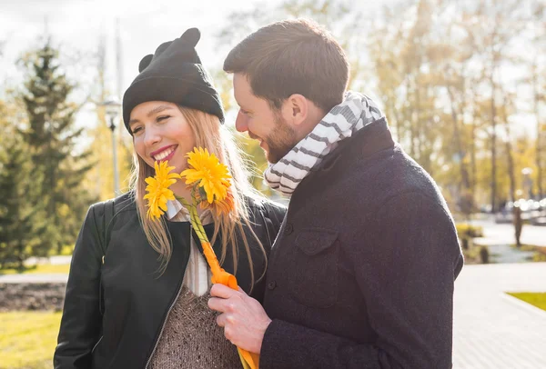 Glad gravid kvinna och hennes man i parken — Stockfoto