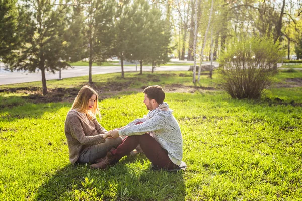 Freiluft-Porträt des jungen Paares im Herbst — Stockfoto