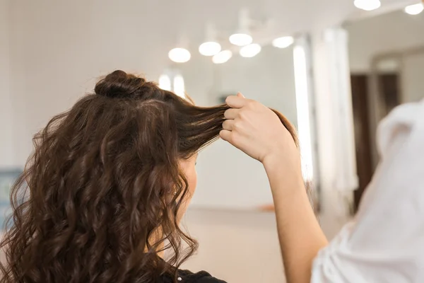 Closeup cabeleireiro coiffeur faz penteado — Fotografia de Stock