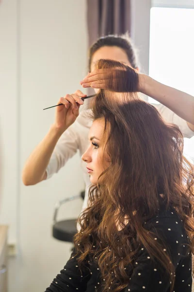 Primer plano peluquero coiffeur hace peinado — Foto de Stock