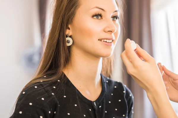 Estilista haciendo maquillaje para hermosa chica — Foto de Stock