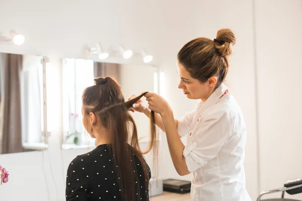 Cabeleireiro fazendo corte de cabelo para mulheres no salão de cabeleireiro. Conceito de moda e beleza. Emoção positiva . — Fotografia de Stock