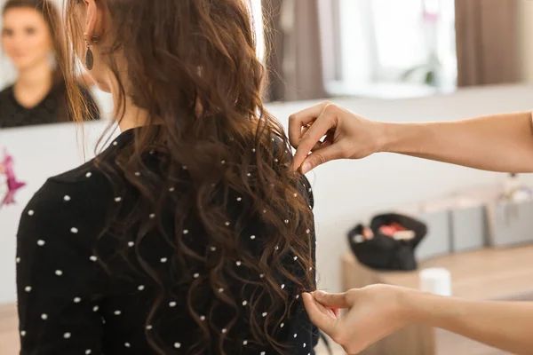 Nahaufnahme Friseur frisiert Frisur — Stockfoto