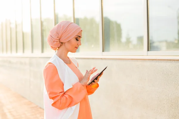 Tablet bilgisayar güzel Arap kızla — Stok fotoğraf