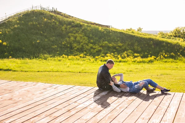 Glückliche schwangere Frau und ihr Mann im Park — Stockfoto