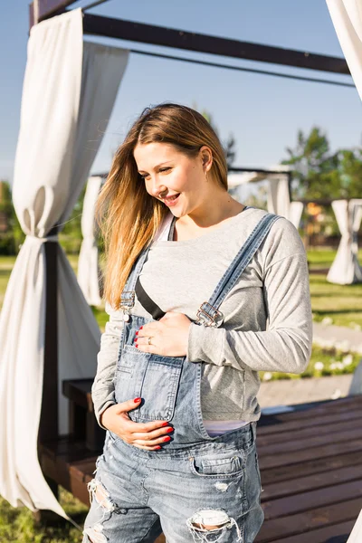 Giovane donna incinta — Foto Stock