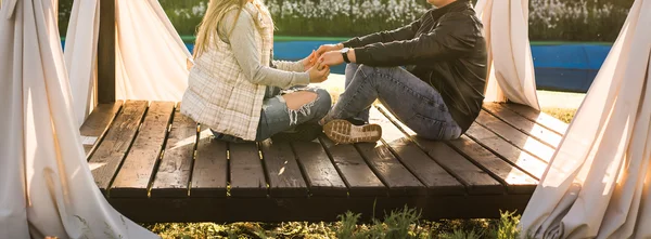 Jeune couple assis dans le gazebo . — Photo