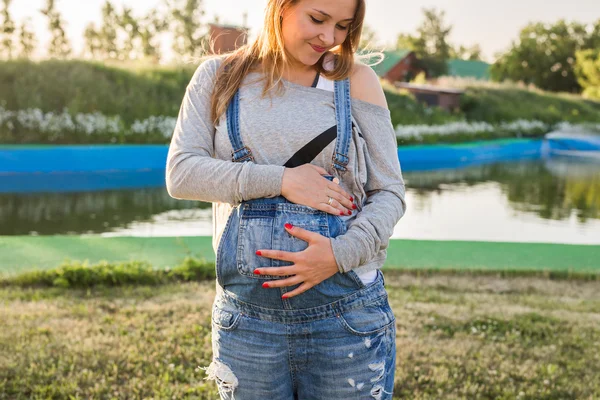 Unga gravid kvinna i naturen — Stockfoto