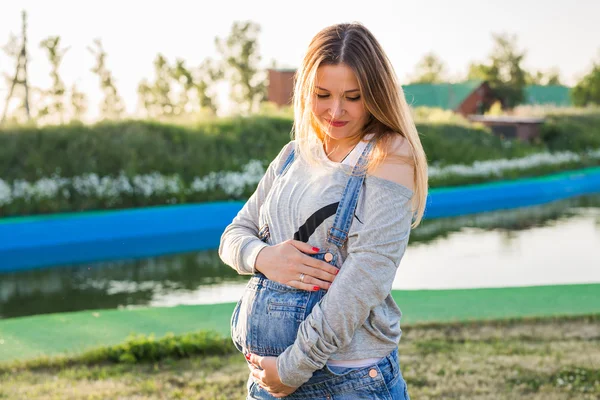 Junge schwangere Frau in der Natur — Stockfoto