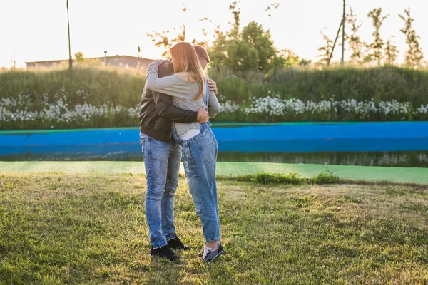 Mulher grávida feliz e seu marido no parque — Fotografia de Stock