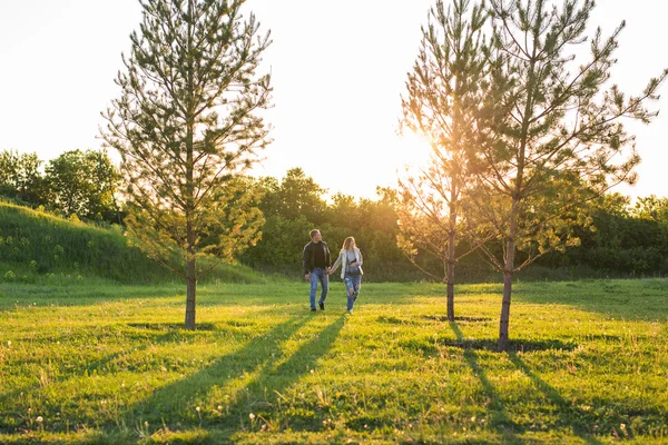 Glückliche schwangere Frau und ihr Mann im Park — Stockfoto