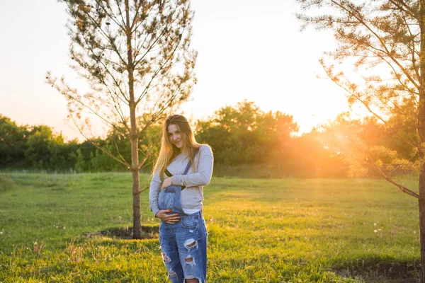Portrait of young pregnant woman in nature — Stock Photo, Image