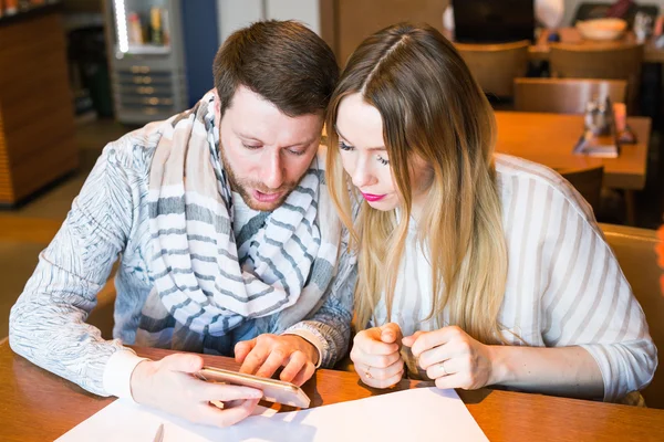 Hombre independiente con mujer trabajando en un restaurante. Comunicación entre hombres y mujeres sobre proyectos o estrategias empresariales . — Foto de Stock