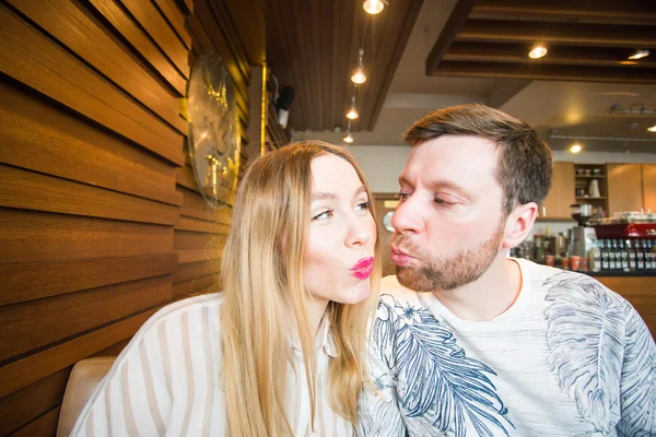 Engraçado brincalhão jovem casal fazendo cara boba — Fotografia de Stock