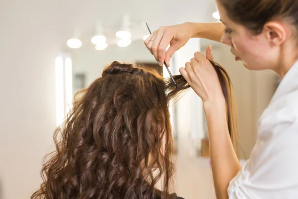 Closeup cabeleireiro coiffeur faz penteado. — Fotografia de Stock