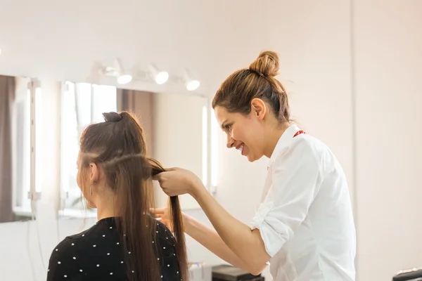 Peluquería coiffeur hace peinado . —  Fotos de Stock