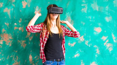 Sanal gerçeklik gözlüğü takan kadın