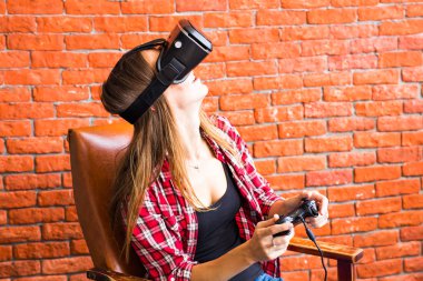 teknoloji, sanal gerçeklik, eğlence ve insanlar kavramı - vr kulaklık oyun oynama kadınla.