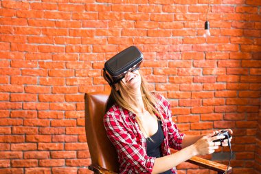 teknoloji, sanal gerçeklik, eğlence ve insanlar kavramı - vr kulaklık oyun oynama kadınla.