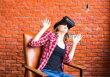 Mutlu kadın getting sanal gerçeklik bardak VR-Kulaklık kullanırken en iyi deneyimleri gesticulating çok yakışıklı gülümse