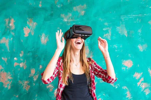 Посмішка щаслива жінка отримує досвід використання VR-гарнітура окуляри віртуальної реальності значно жестикулюючі руки — стокове фото