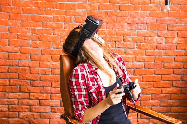 Technologie, réalité virtuelle, divertissement et concept de personnes - femme avec casque vr jeu de jeu . — Photo