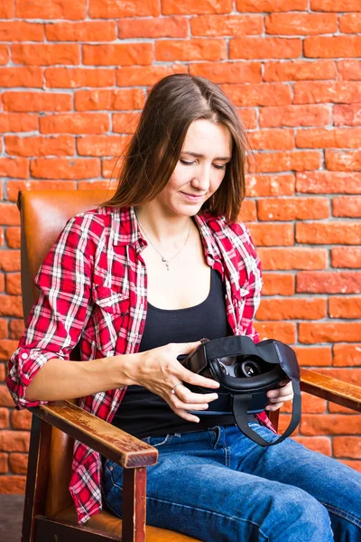Tecnología, realidad virtual, entretenimiento y concepto de personas - mujer con auriculares vr juego de juego . —  Fotos de Stock