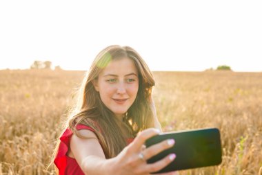 Selfie fotoğraf alanını yapma gülümseyen bir genç kız portresi