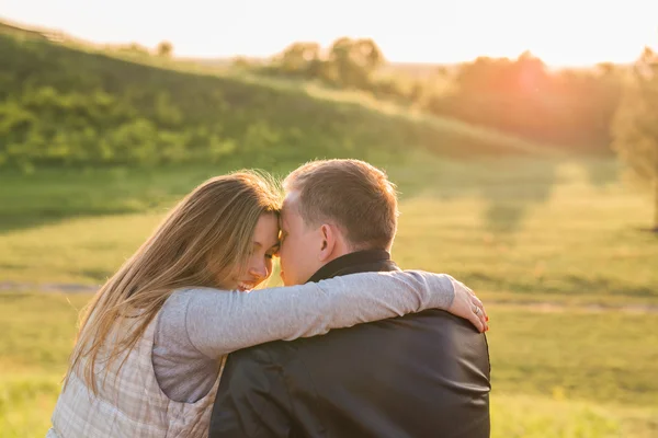 Романтическая молодая пара в любви расслабляющая на открытом воздухе в осеннем парке — стоковое фото