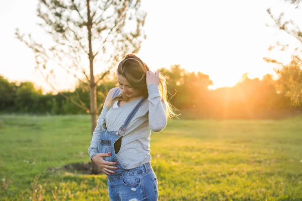 Joven mujer embarazada feliz en la naturaleza — Foto de Stock