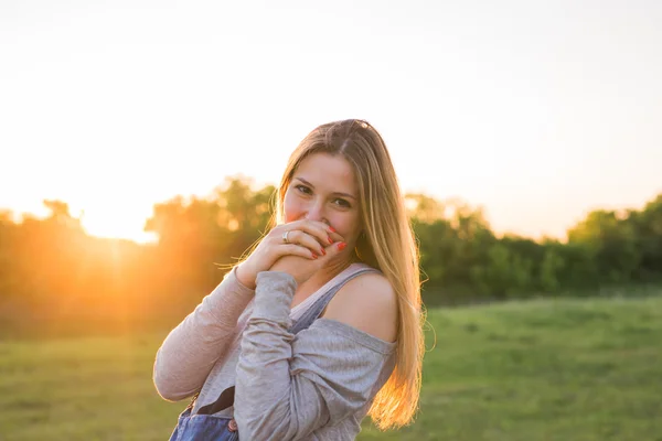 Beauty Sunshine Girl Portrait. Mujer feliz sonriendo. Día soleado de verano . — Foto de Stock