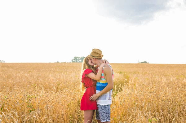 Fantastiska sensuella porträtt av unga snygga mode man och kvinna poserar i fältet — Stockfoto