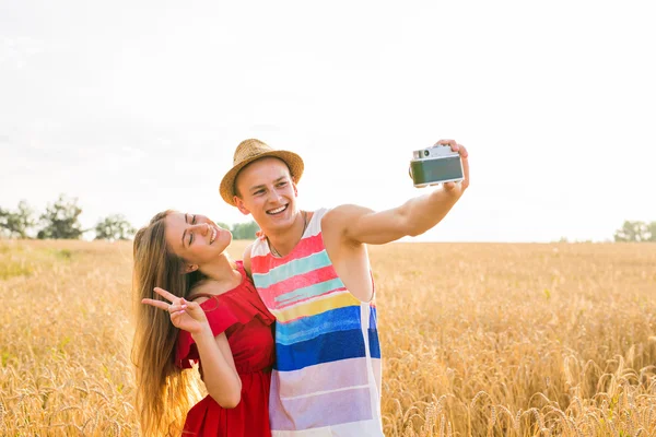 Junges verliebtes Paar macht Selfie — Stockfoto