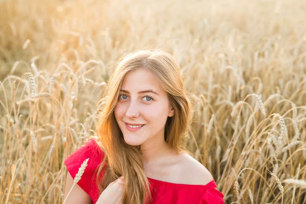 Belle dame dans le champ de blé au coucher du soleil — Photo