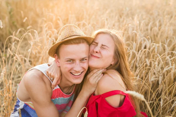 Smilstvo krásy celebrity Tsurekomi a přítel baví venku, líbání, objímání, láska koncept. — Stock fotografie