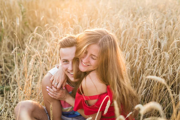 Genç kız ve erkek arkadaşı dışarıda eğleniyor öpüşmek, sarılma, kavram seviyorum. — Stok fotoğraf