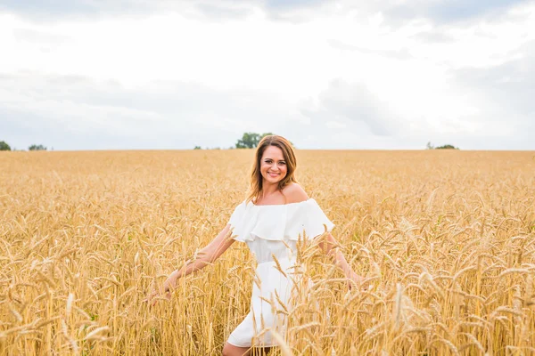 Feliz hermosa mujer en el prado. Fondo de concepto de libertad . —  Fotos de Stock