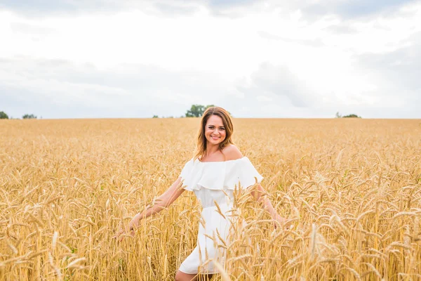 Glückliche schöne Frau auf der Wiese. Hintergrund des Freiheitskonzepts. — Stockfoto