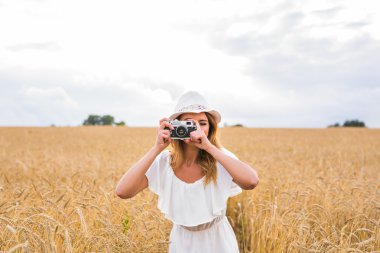 retro fotoğrafçı eski fotoğraf makinesi kullanma