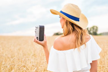 retro fotoğrafçı eski fotoğraf makinesi kullanma