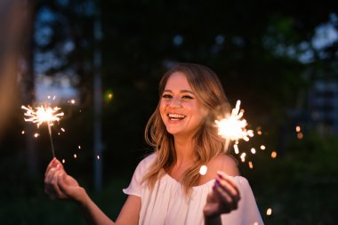 sparkles tutan genç çekici kutluyor kadın portresi.