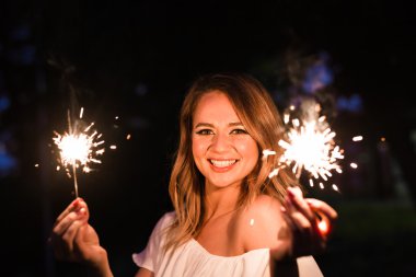 sparkles tutan genç çekici kutluyor kadın portresi.