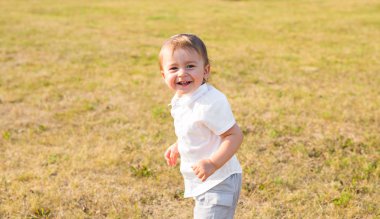 Küçük çocuk şehir dışında. Yürümeye başlayan çocuk oyun aktif spor açık havada. Çocukluk, kaygısız, çocuk oyun, evlat, temiz hava, etkin çocuk dinlenme. Çocukluk kavramı.